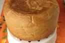 Pane bianco in una pentola a cottura lenta (lievito), una ricetta semplice