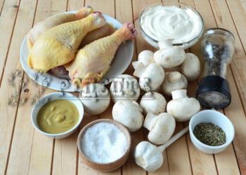 Cosce di pollo con funghi in salsa di panna Ricetta per cosce di pollo con funghi al forno
